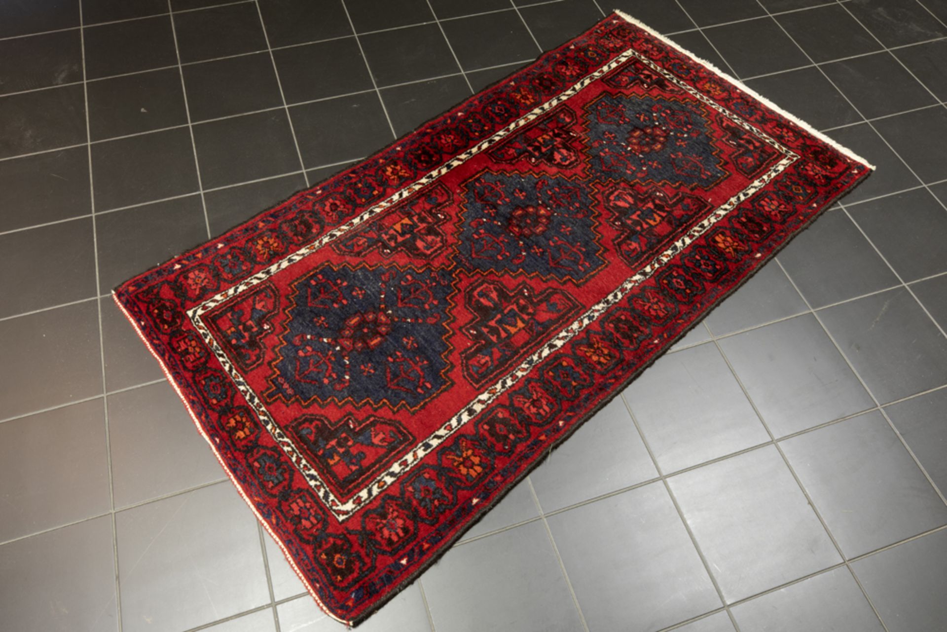 Persian Mahal and a Persian Meshkin rug in wool || Lot van een Perzische Mahal met vrij sobere - Image 4 of 5