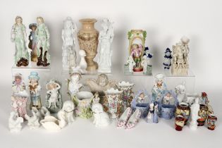 various lot with figures in (biscuit) porcelain || Varia bibelots en andere in porselein en biscuit