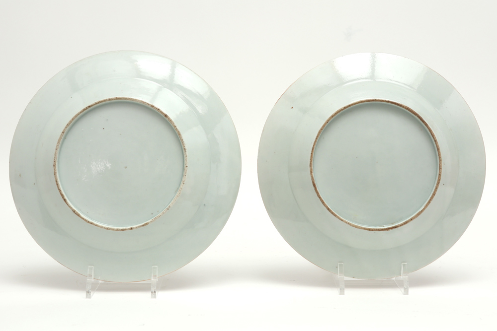 pair of antique dishes in porcelain with a Famille Rose decor || Paar antieke Famille Rose-borden in - Image 2 of 2