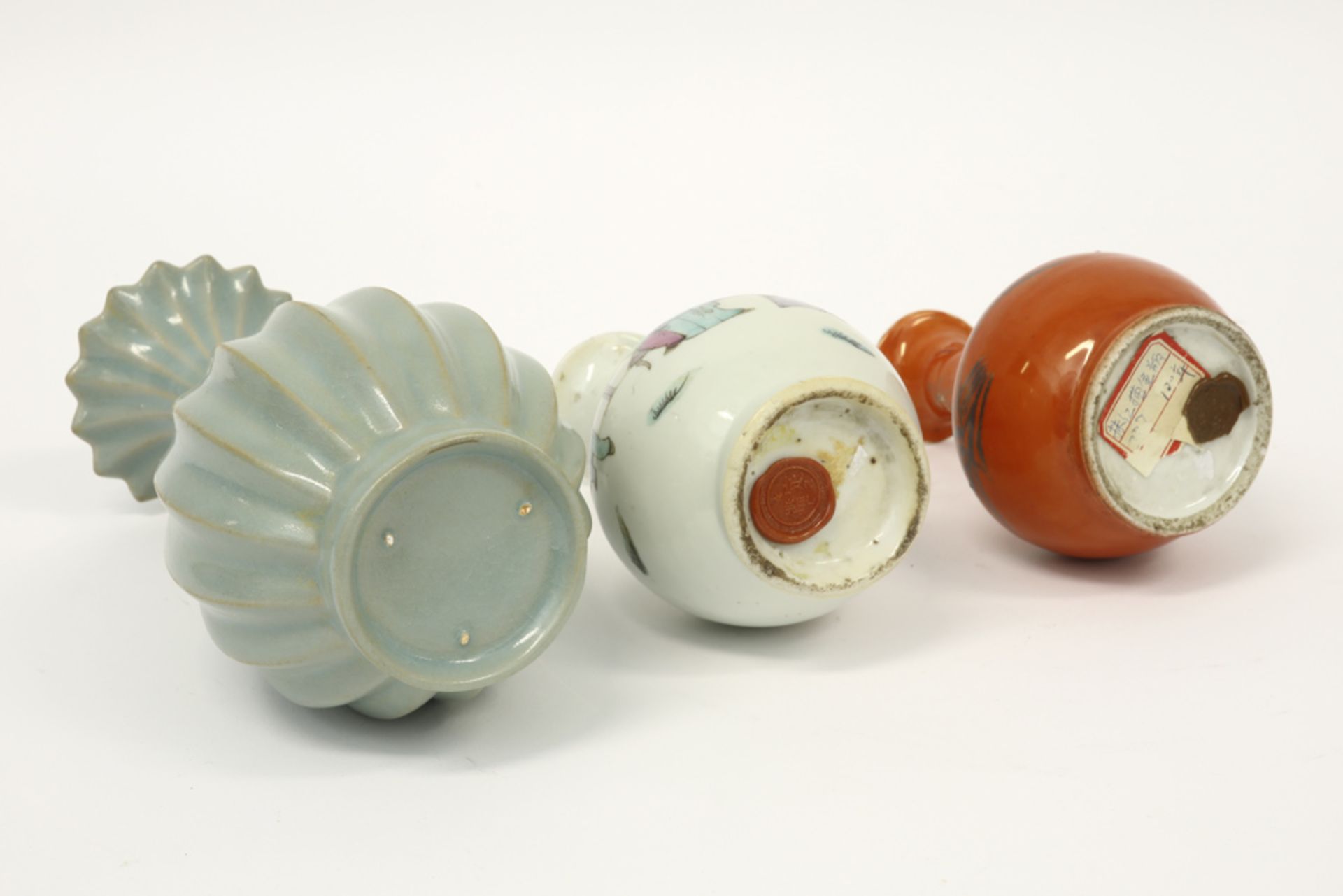 three small Chinese vases in porcelain || Lot van drie Chinese vaasjes in porselein - hoogtes van - Image 4 of 4