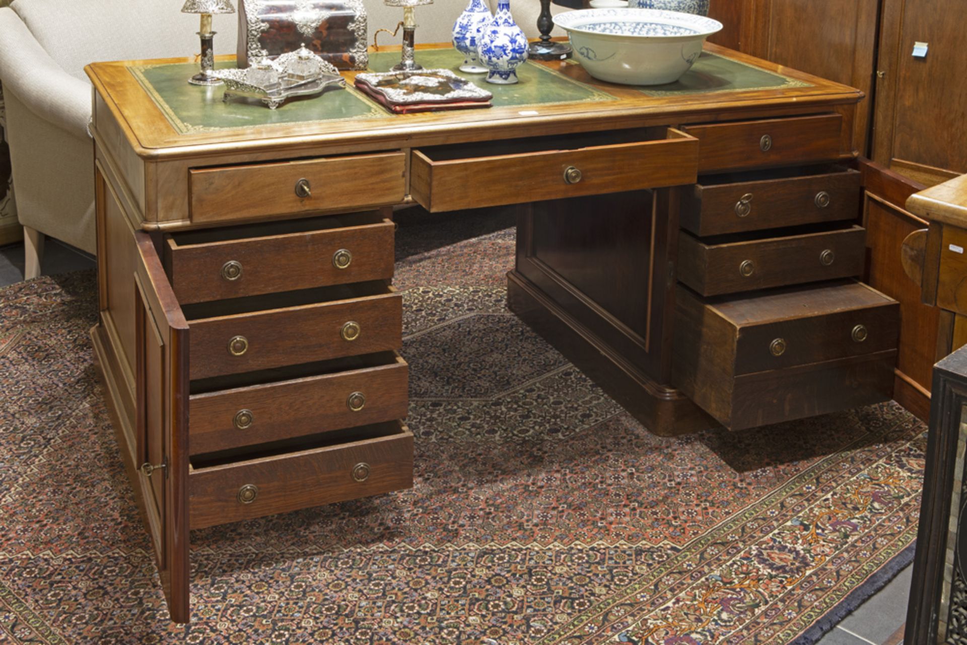19th Cent. English quite big partner's desk in mahogany || Negentiende eeuwse vrij grote Engelse - Image 2 of 2
