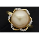 matching "Saria & C° Antwerp" ring in yellow gold (18 carat) with a typical "Saria South Sea pearl