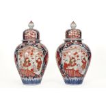 pair of 19th Cent. Japanese Meiji period lidded vases in porcelain with an Imari decor || Paar