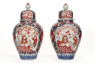 pair of 19th Cent. Japanese Meiji period lidded vases in porcelain with an Imari decor || Paar