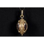 egg-shaped pendant in yellow gold (18 carat) with garnets and small pearls || Eivormig pendatief