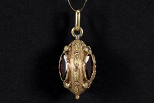 egg-shaped pendant in yellow gold (18 carat) with garnets and small pearls || Eivormig pendatief