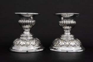 pair of Belgian candlesticks in marked silver || Paar Belgische kandelaars in massief zilver,