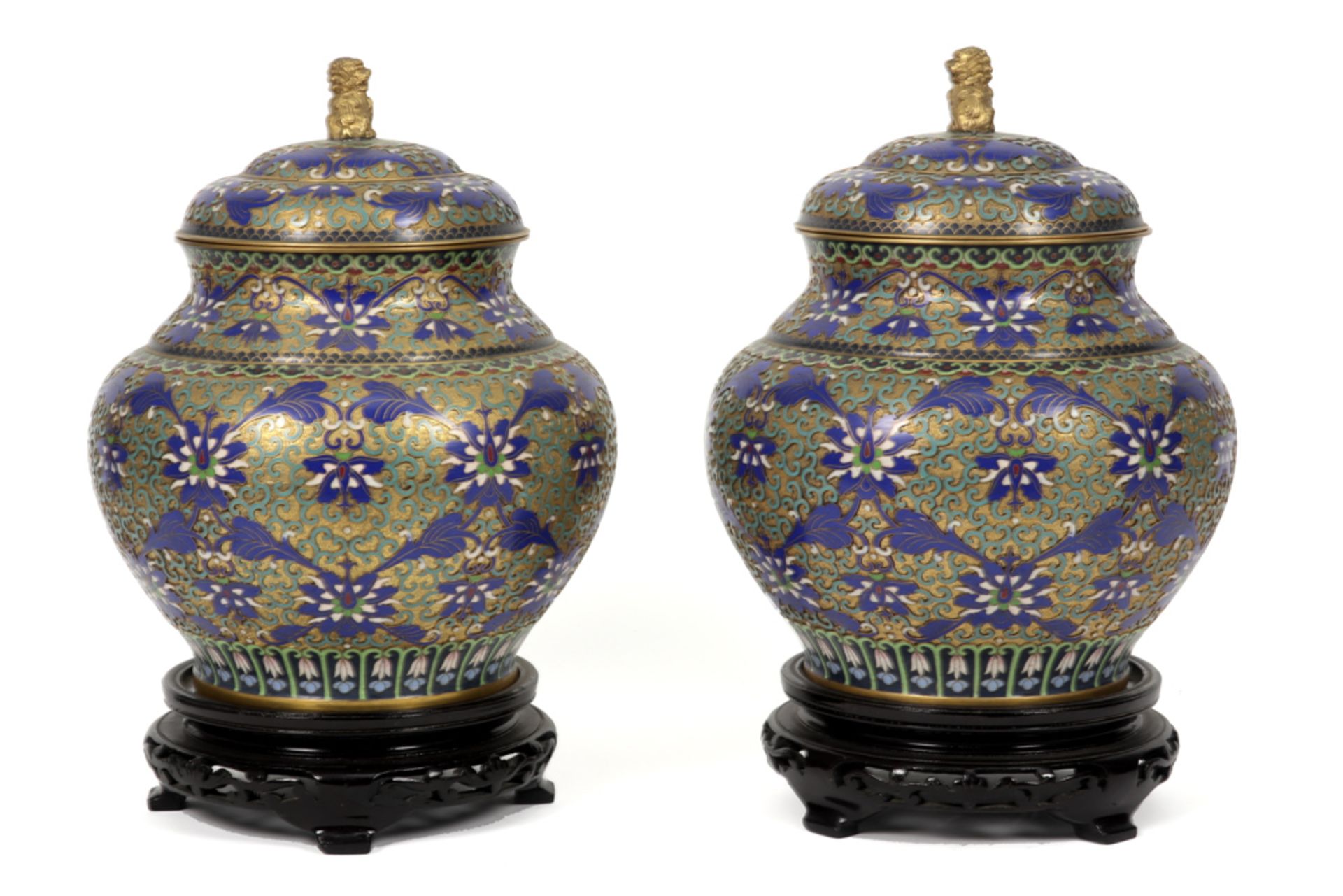 pair of Chinese lidded vases in gilded brass with champlevé and cloisonné || Paar gedekselde Chinese - Image 2 of 4