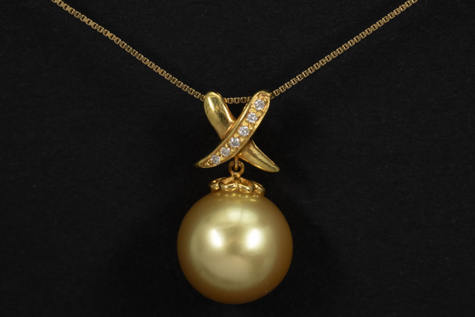 matching "Saria & C° Antwerp" pendant in yellow gold (18 carat) with a typical "Saria South Sea