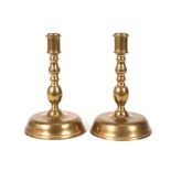 pair of 18th Cent. brass candlesticks || Paar achttiende eeuwse kandelaars in koper - hoogte : 22 cm