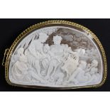 antique cameo with a finely sculpted mythological scene, set in yellow gold (9 carat) || Antieke