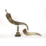 two horns of which one has a bronze mounting || Lot (2) met een losse hoorn en één met een