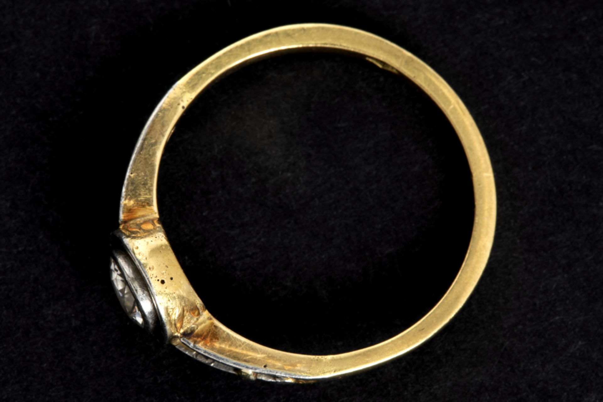 a ca 0,30 carat high quality old brilliant cut diamond set in a ring in yellow gold (18 carat) || - Bild 2 aus 2