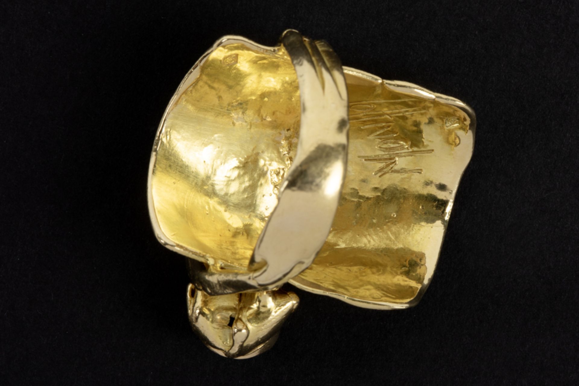 Monhof signed ring with a unique typical lost wax design in yellow gold (18 carat) with 0,45 carat - Image 3 of 3