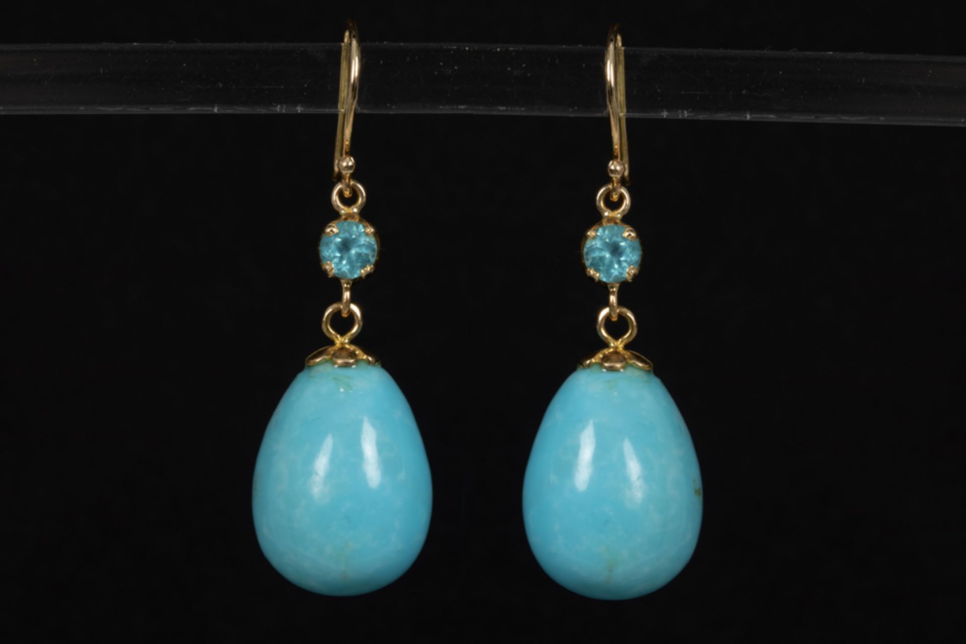 nice pair of earrings in yellow gold (18 carat) each with an apatite and a drop shaped