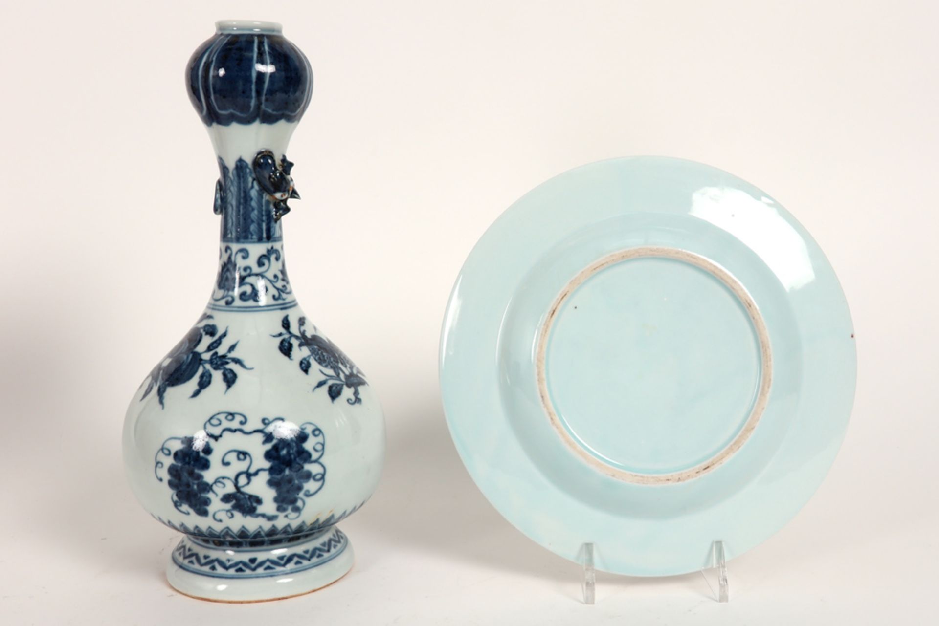 three pieces of Chinese porcelain : a plate, a vase and a tea pot (in basket) || Lot (3) Chinees - Image 3 of 3