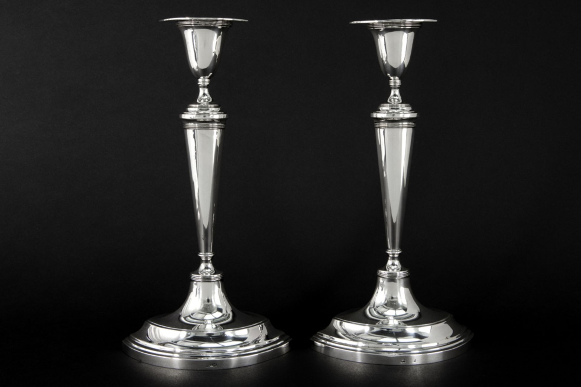 pair of antique Dutch neoclassical candlesticks in marked silver || VAN KEMPEN paar antieke - Bild 3 aus 6