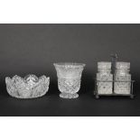 various lot of clear cut glass || Lot kleurloos kristal VSL met een kom, een vaas en twee potten