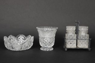 various lot of clear cut glass || Lot kleurloos kristal VSL met een kom, een vaas en twee potten