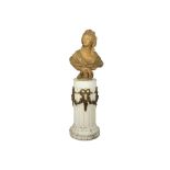 antique sculpture on an 19th Cent. pedestal in painted wood || Antieke sculptuur met bruinrode