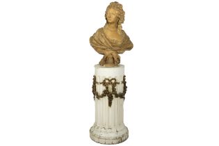 antique sculpture on an 19th Cent. pedestal in painted wood || Antieke sculptuur met bruinrode