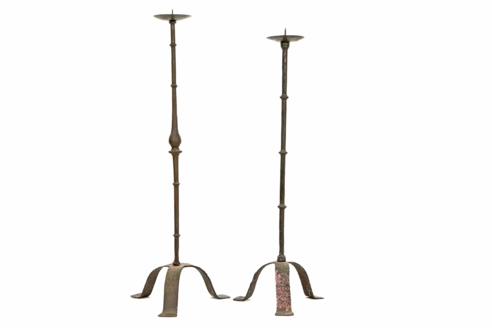 two candelabra in wrought iron || Lot van twee vrij hoge (107 en 114 cm) kandelaars met driepikkel