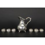 set of six napkin holders and a Dutch jug in marked silver || Lot massief zilver met een set van zes