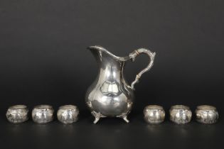 set of six napkin holders and a Dutch jug in marked silver || Lot massief zilver met een set van zes