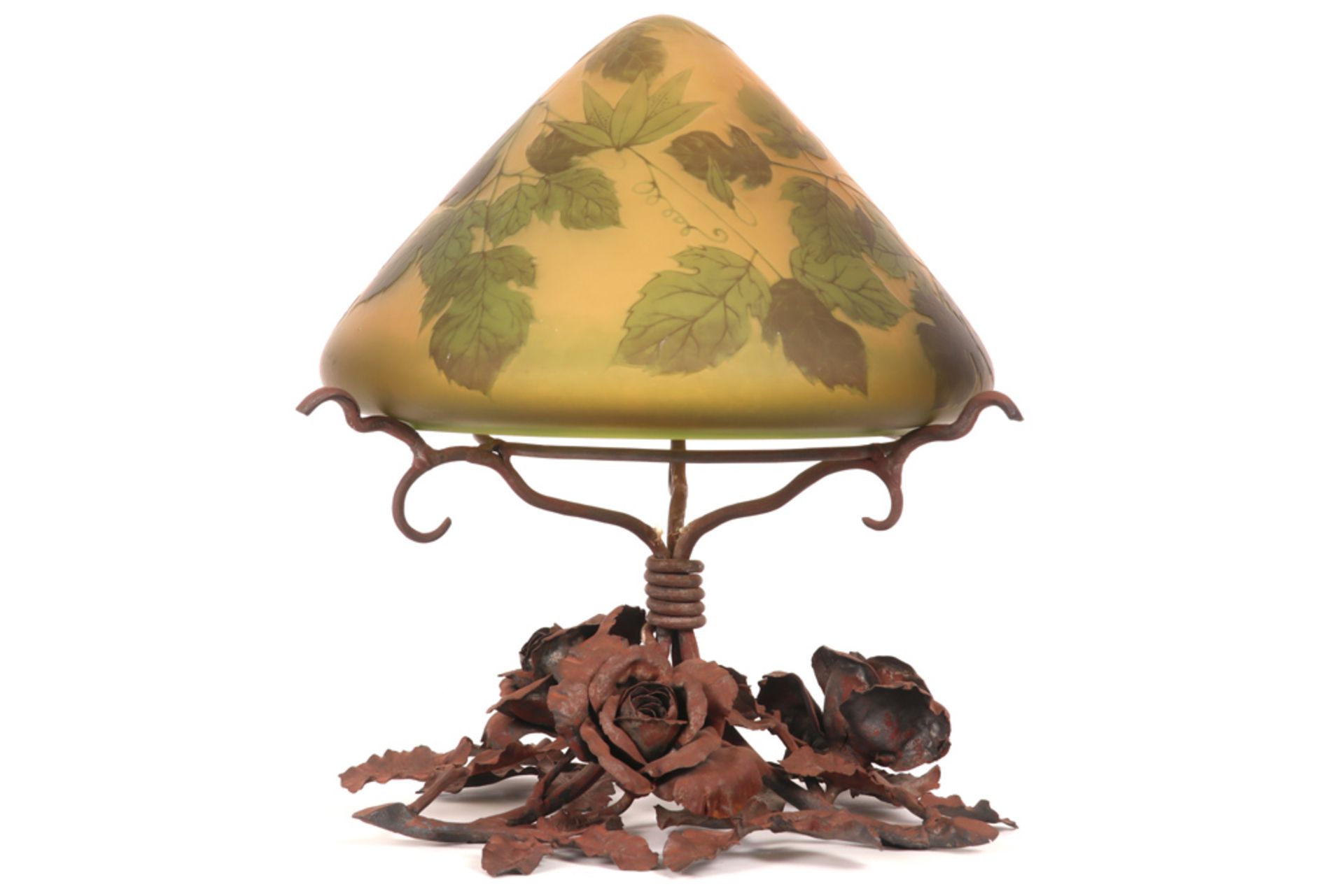 Lode Van Boeckel signed lamp base in wrought iron with a shade in pâte de verre marked 'Gallé' || - Bild 2 aus 4