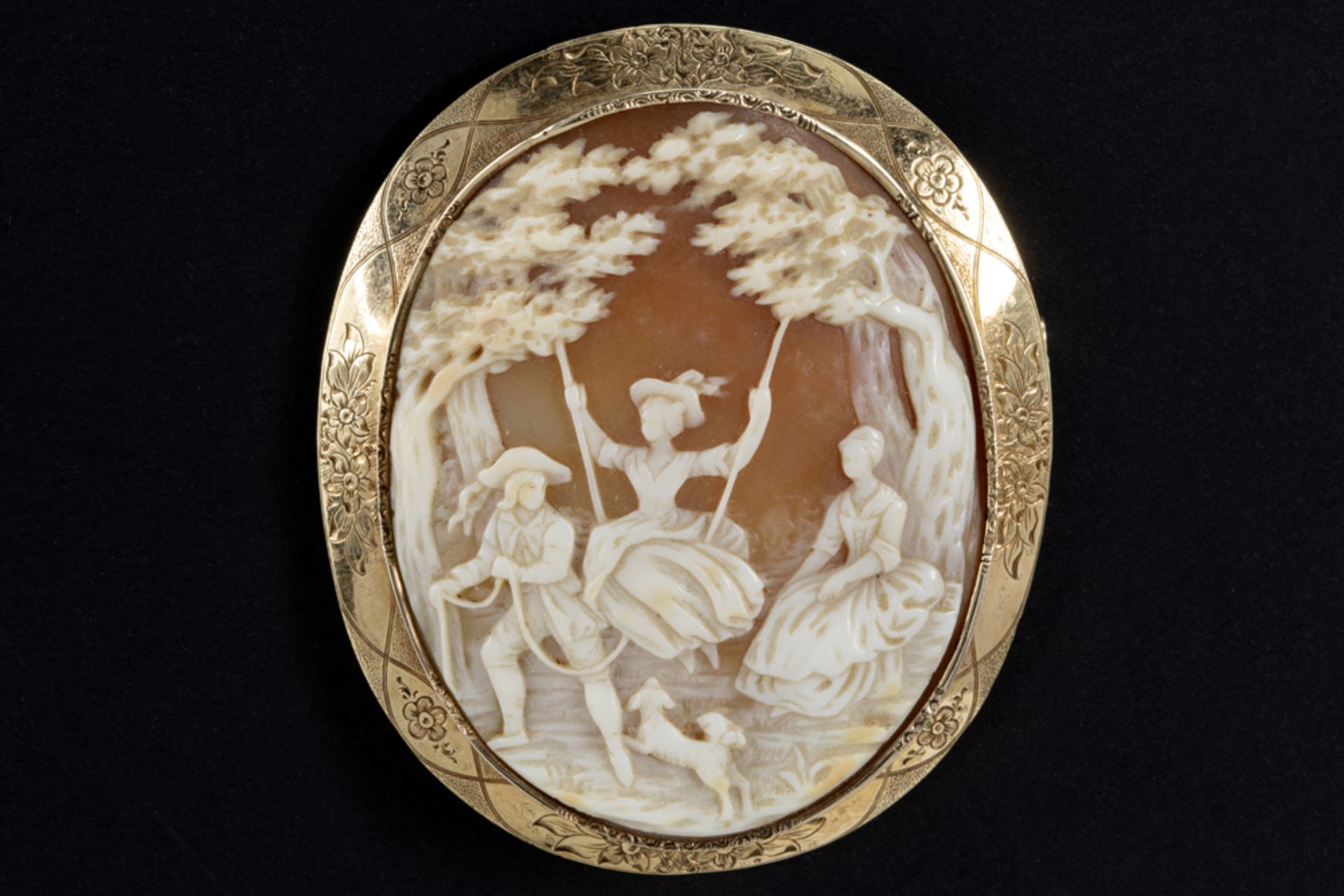 vintage brooch with a cameo with a Louis XV style depiction set in yellow gold (14 carat) || Vintage