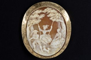 vintage brooch with a cameo with a Louis XV style depiction set in yellow gold (14 carat) || Vintage