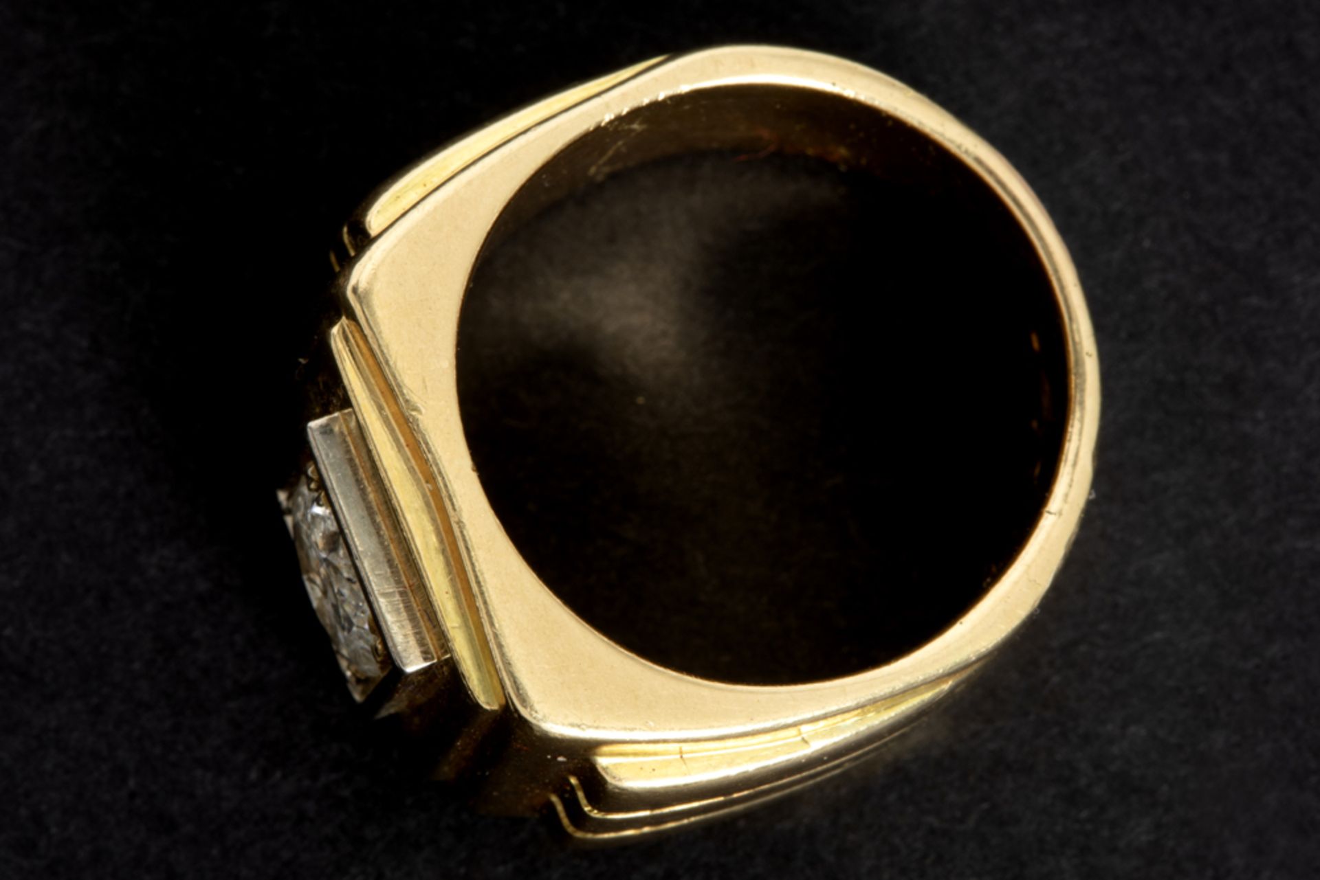 late Art Deco (man's) ring in yellow gold (18 carat) with a circa 0,80 carat old brilliant cut - Bild 2 aus 2