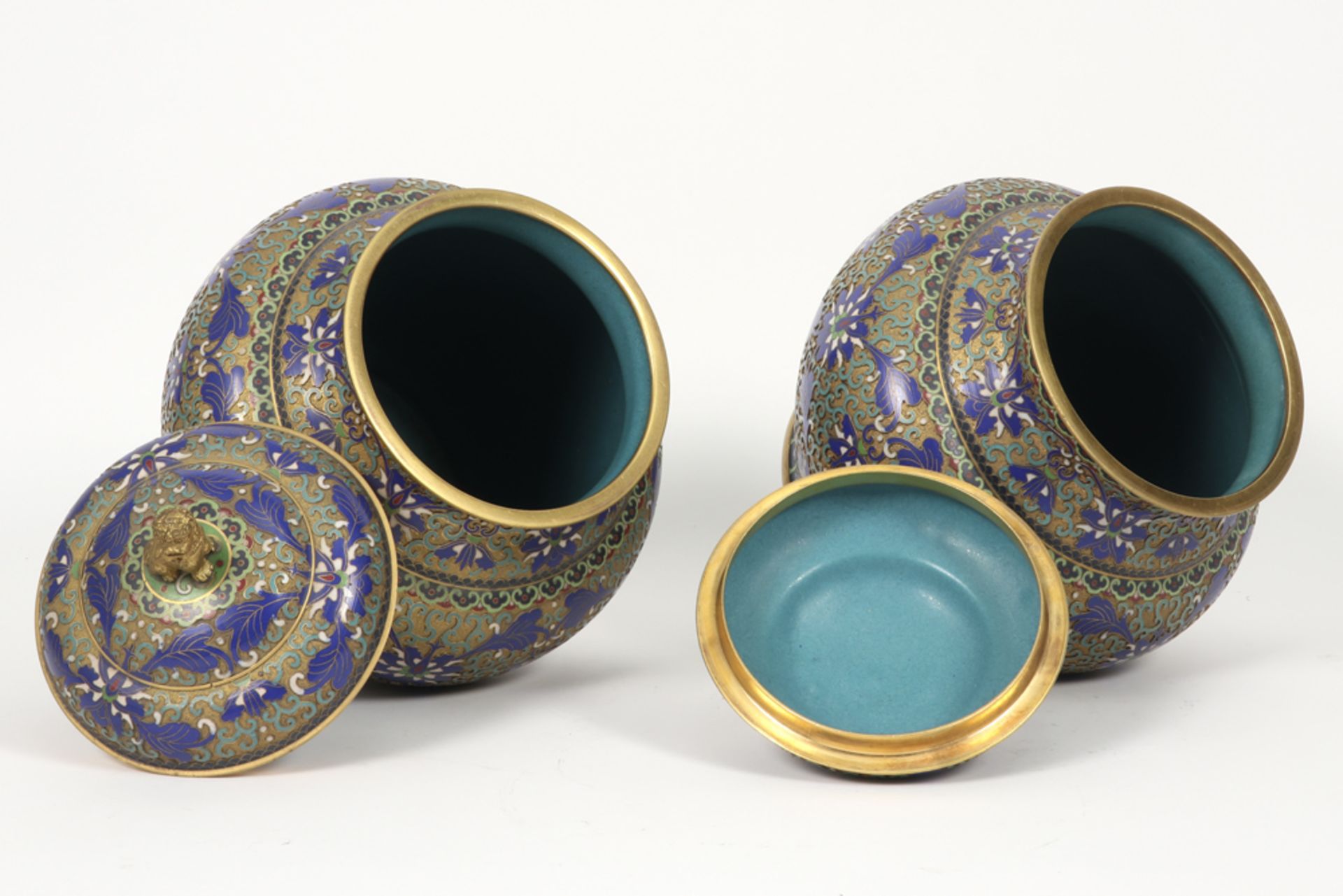 pair of Chinese lidded vases in gilded brass with champlevé and cloisonné || Paar gedekselde Chinese - Image 3 of 4