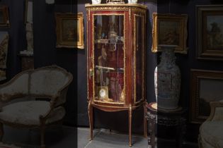 small Louis XV style display cabinet with mountings in bronze || Klein vitrinemeubel in Lodewijk