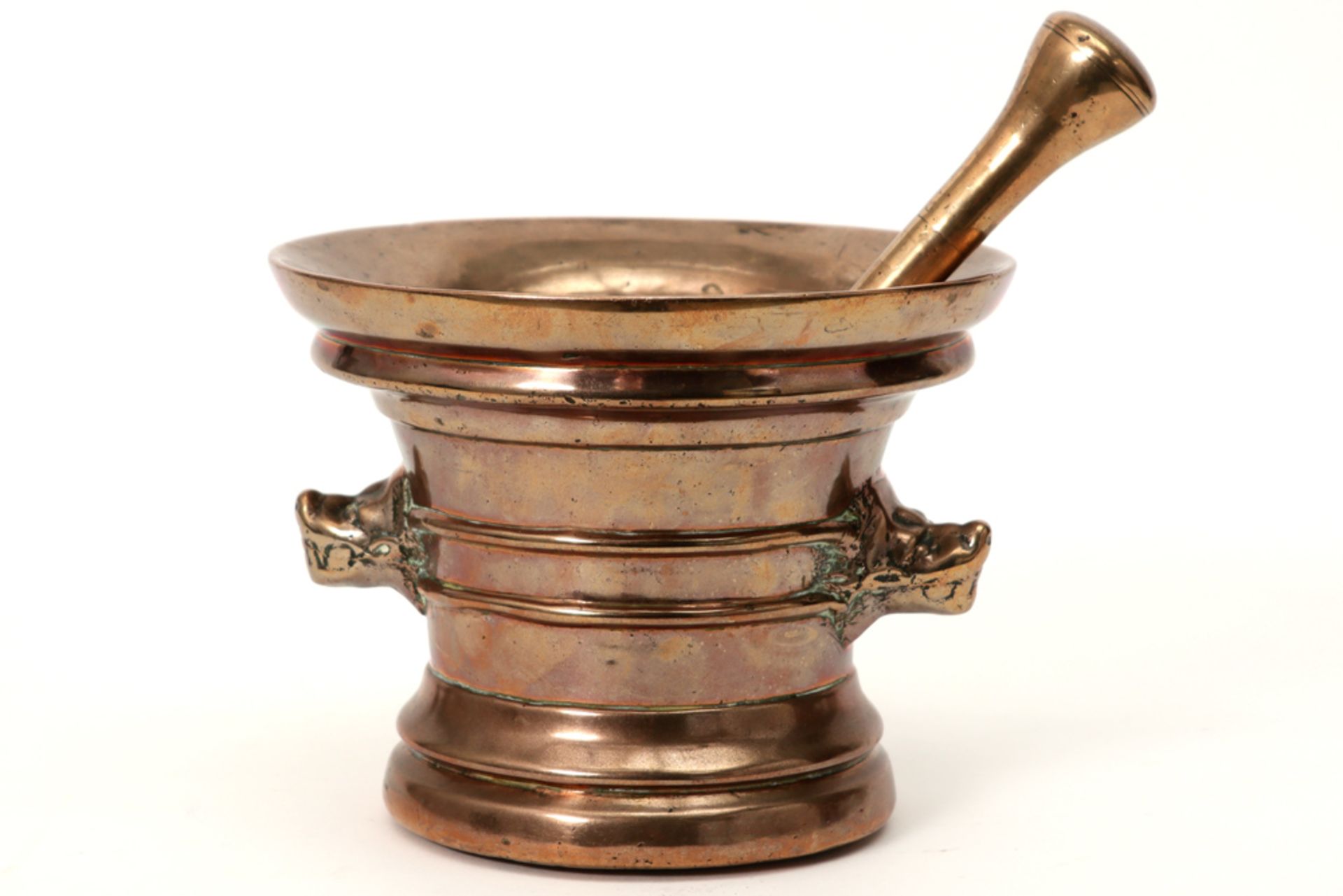 good antique mortar with special grips and its pestle in bronze || Goede antieke vijzel met aparte