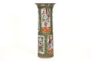 antique Chinese vase in porcelain with a Cantonese decor || Antieke Chinese vaas in porselein met
