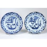 pair of 18th Cent. Chinese plates in porcelain with a blue-white garden decor with cocks || Paar