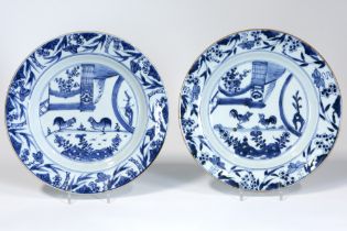 pair of 18th Cent. Chinese plates in porcelain with a blue-white garden decor with cocks || Paar