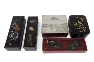 five small antique Japanese lacquerware boxes || Lot van vijf antieke Japanse doosjes in lakwerk