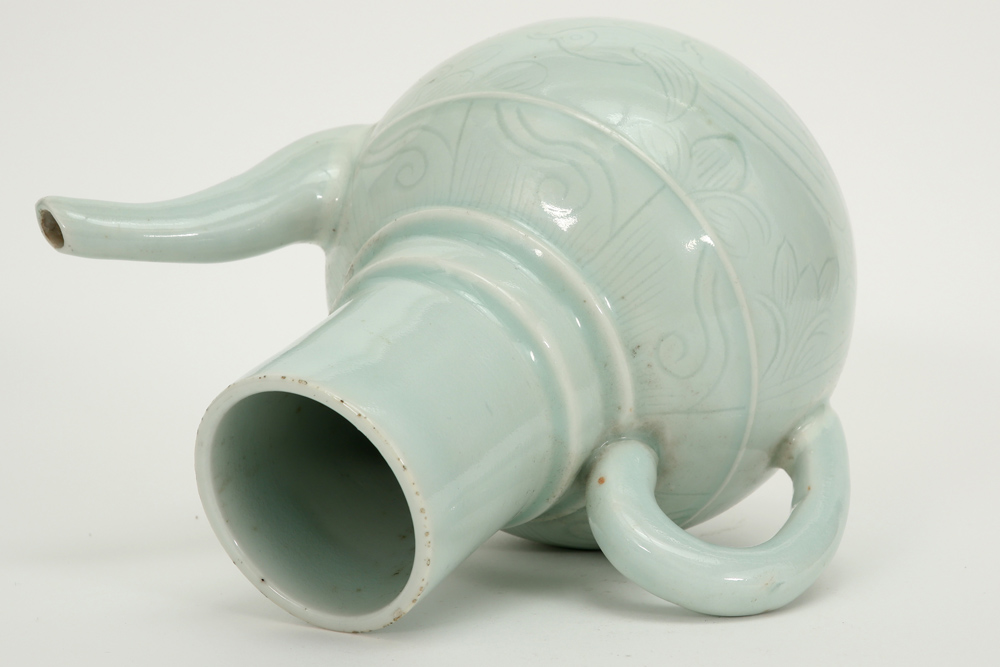 Chinese pitcher in celadon porcelain with underlying decors || Chinese kruik in celadonporselein met - Image 3 of 4