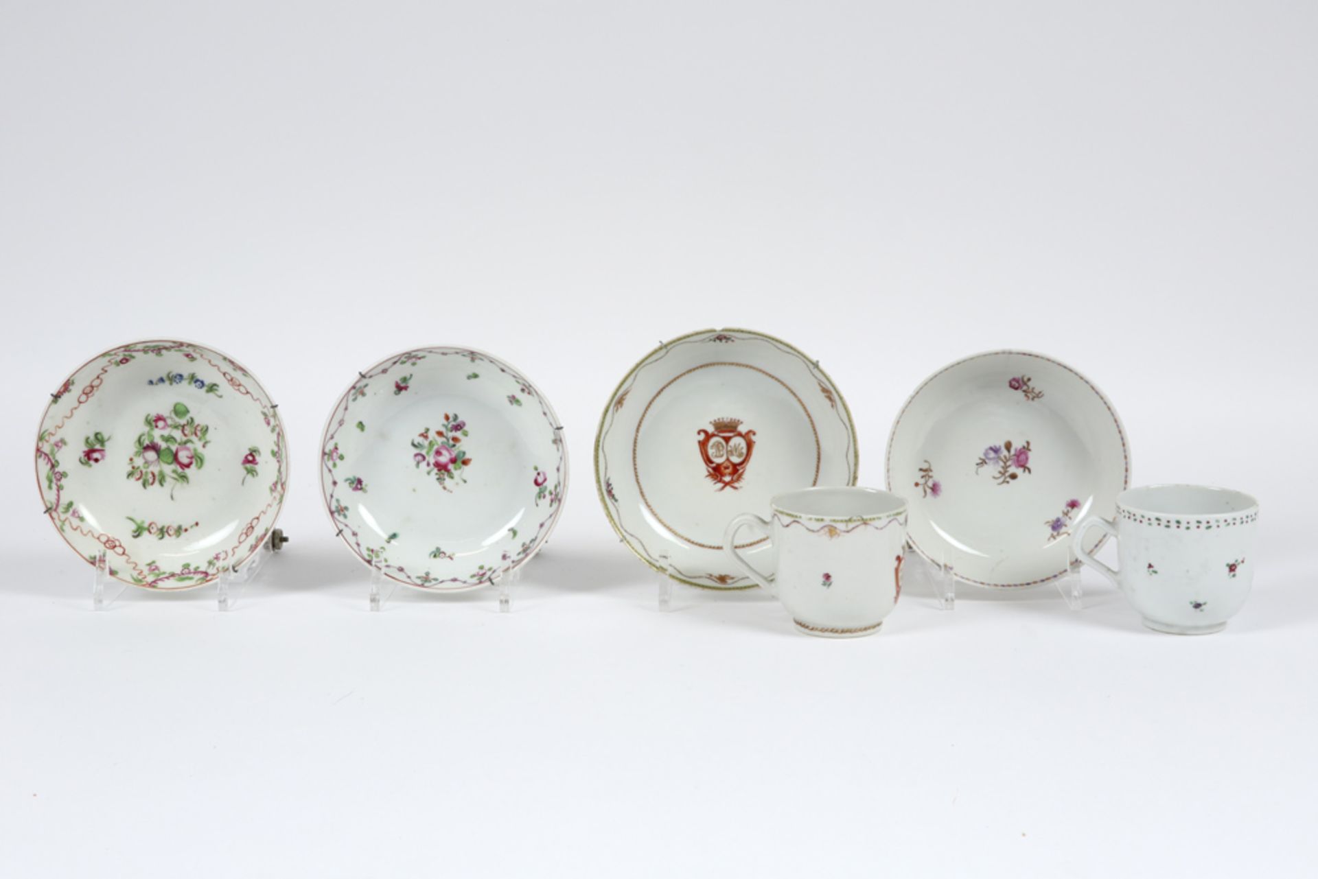 various lot with 18th Cent. porcelain : two Chinese sets of cup and saucer and two small English "