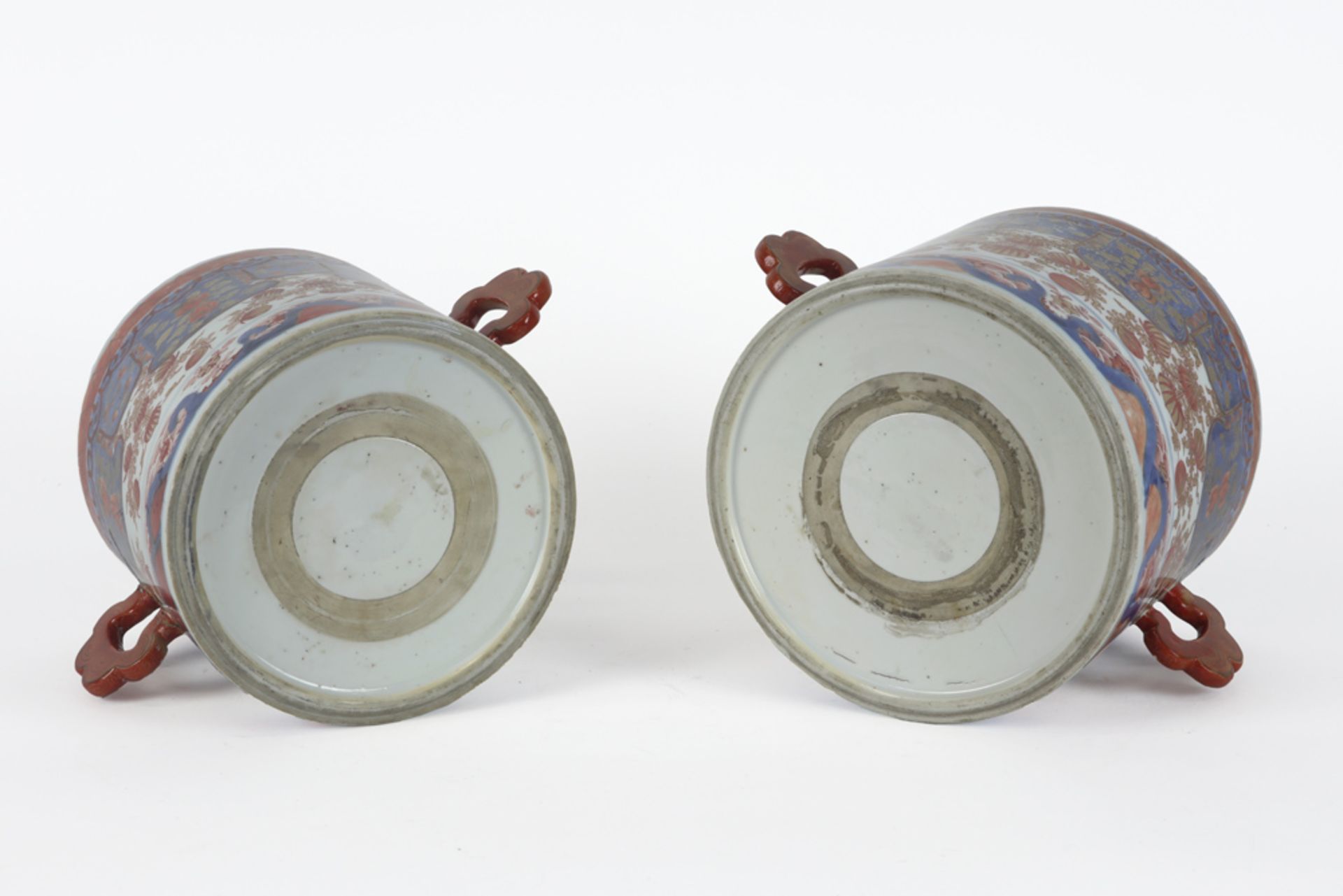 pair of 18th Cent. Chinese pots with grips in porcelain with an Imari decor || Paar achttiende - Image 4 of 4