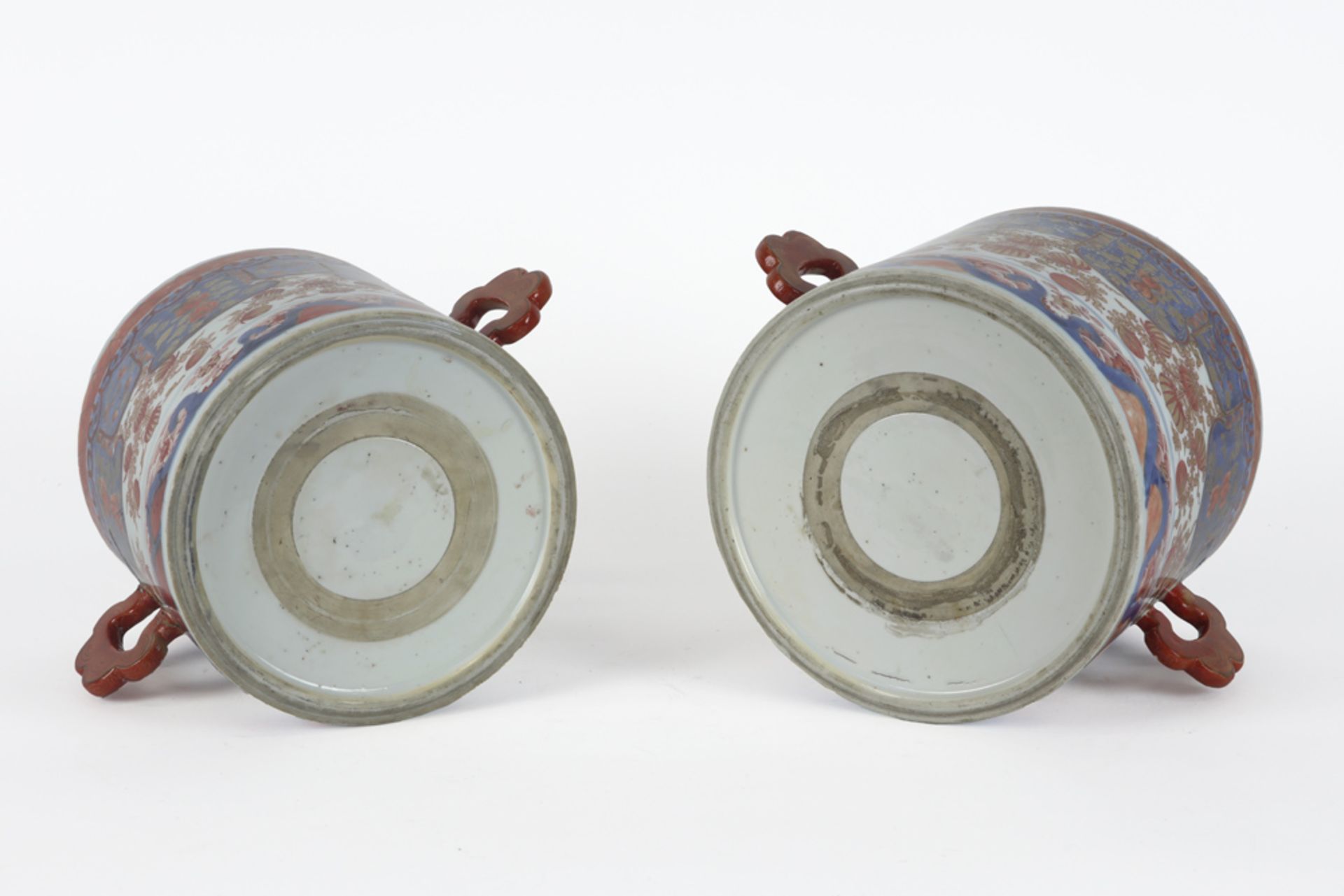 pair of 18th Cent. Chinese pots with grips in porcelain with an Imari decor || Paar achttiende - Bild 4 aus 4