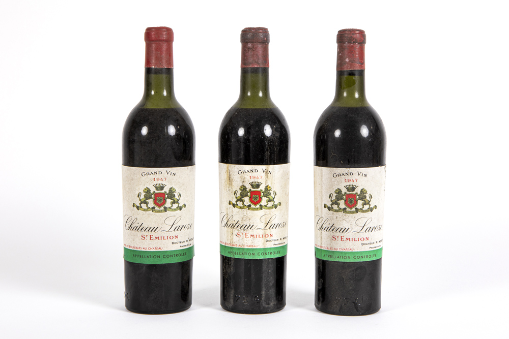 three bottles of Château Laroze St-Emilion dated 1947 || Lot van drie flessen Château Laroze St-