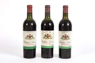 three bottles of Château Laroze St-Emilion dated 1947 || Lot van drie flessen Château Laroze St-