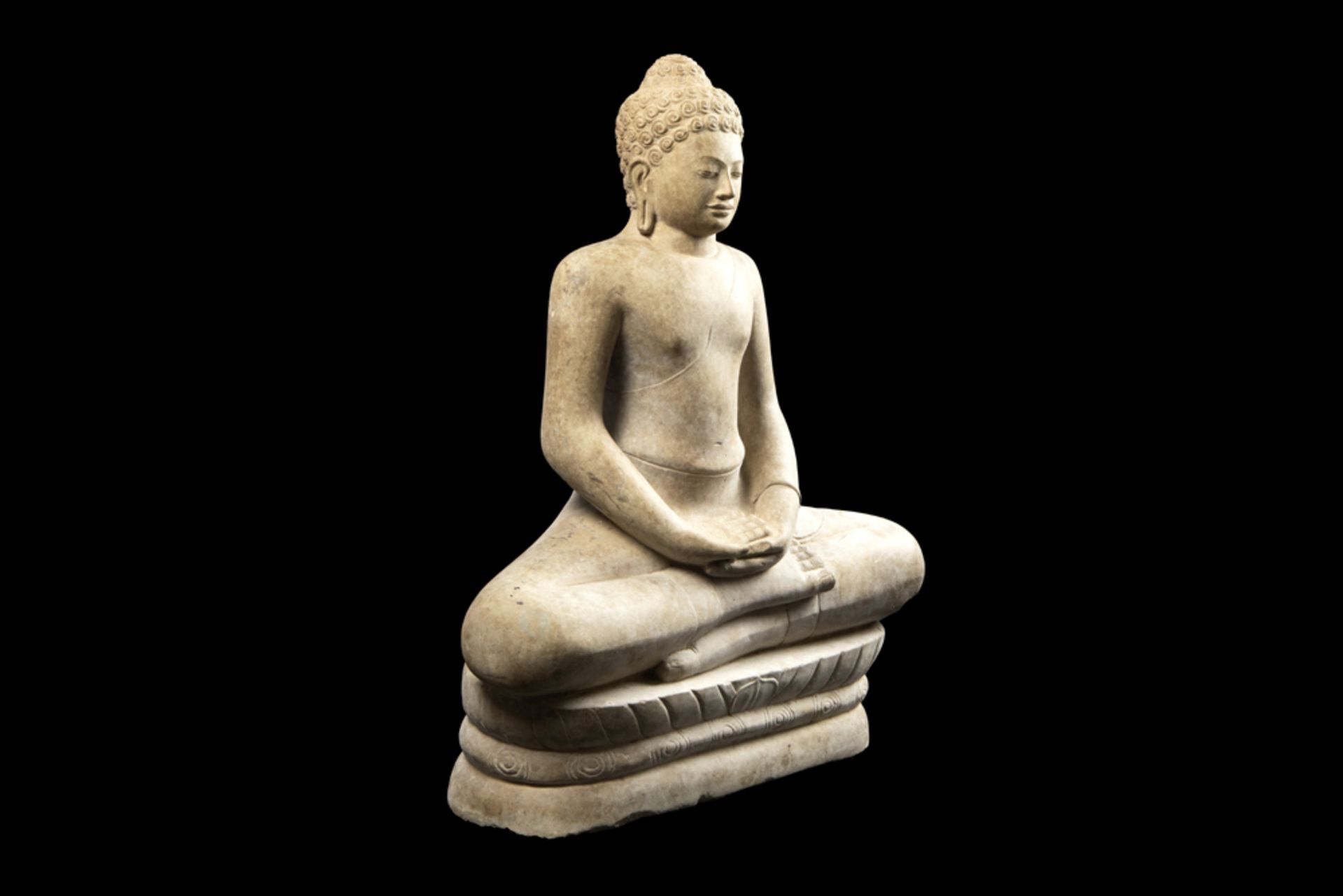 antique oriental "Buddha" sculpture in stone || Antieke Oosterse sculptuur in steen : "Zittende - Image 2 of 5