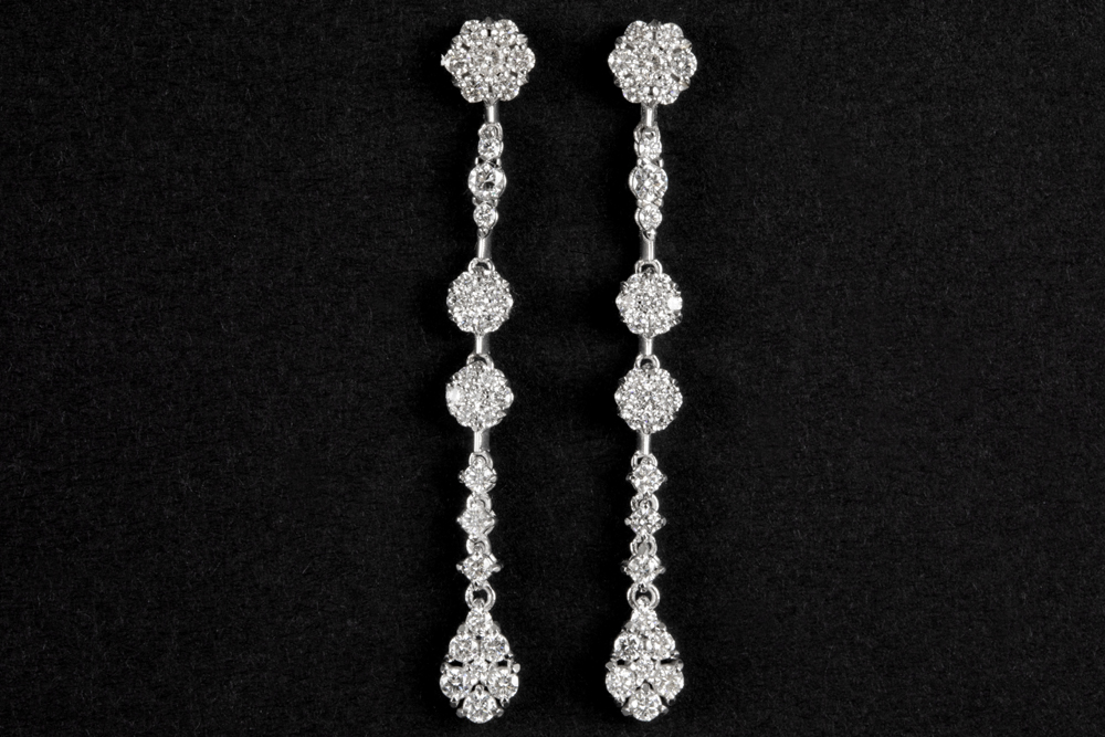 pair of very elegant earrings in white gold (18 carat) with 1,60 carat of very high quality