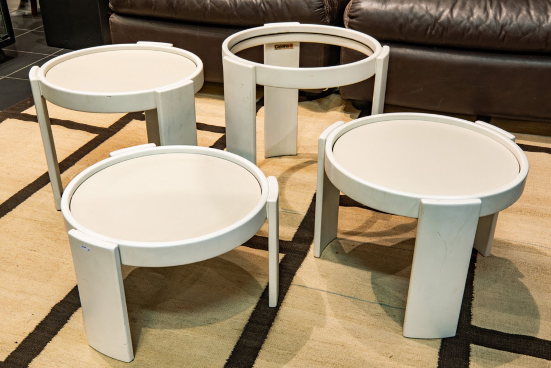 sixties' Gianfranco Frattini design set of nesting tables with round top, marked Cassina || - Bild 2 aus 3