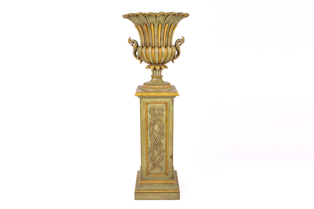 neoclassical urn in wood on a pedestal in painted wood || Neoclassicistische, in hout