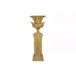 neoclassical urn in wood on a pedestal in painted wood || Neoclassicistische, in hout